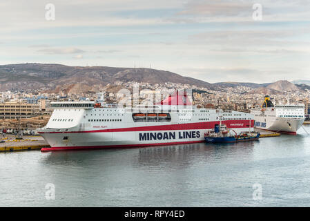 Pireo, Grecia - 1 Novembre 2017: Passenger ferry Knossos Palace della società Minoan Lines, ormeggiata al porto del Pireo, Grecia. Foto Stock