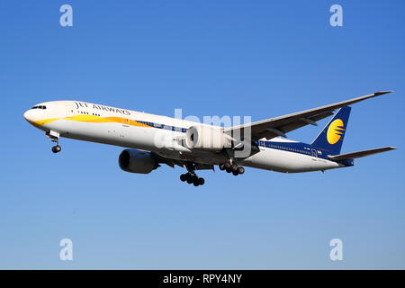 Jet Airways Boeing 777 VT-ICE atterraggio all'Aeroporto Heathrow di Londra, Regno Unito Foto Stock