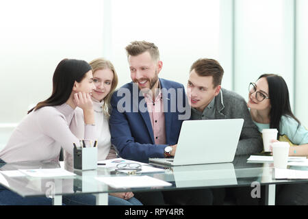 Il team Aziende può contenere un briefing in un ufficio moderno Foto Stock