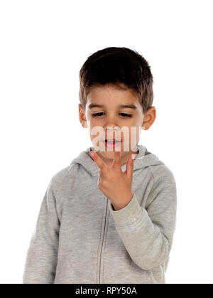 Dai capelli scuri bambino che mostra due dita isolato su uno sfondo bianco Foto Stock