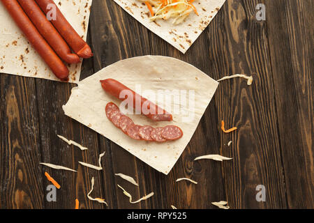 La salsiccia e il cavolo per fare in casa shawarma. fast food Foto Stock