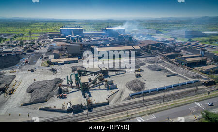 Trattamento dei minerali, fusione e granulazione impianto visto dal di sopra in una giornata di sole Foto Stock