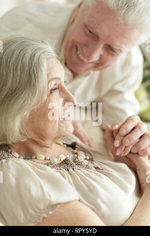 Ritratto di due belle persone anziane in appoggio a casa Foto Stock