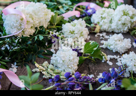 Composizione con fiori diversi - di lupino, pallon di maggio, peonie, Fleur de Lis, iris Foto Stock