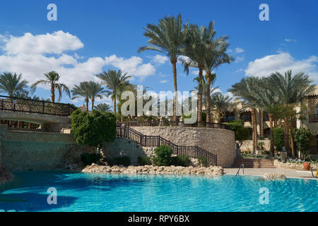 Sharm El Sheikh, Egitto - Febbraio 9, 2019: a cinque stelle Il Grand Hotel con palme e piscina in estate Foto Stock