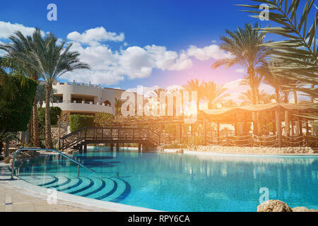Sharm El Sheikh, Egitto - Febbraio 9, 2019: a cinque stelle Il Grand Hotel con palme e piscina in estate Foto Stock