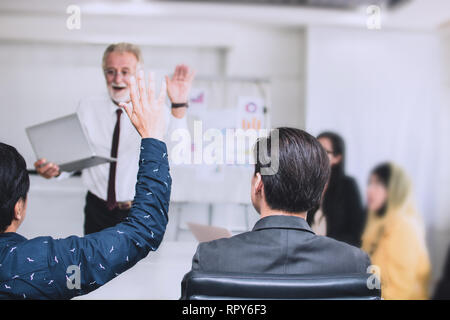 Felice e gioiosa riunione aziendale con intrattenere con il lavoro di squadra Foto Stock