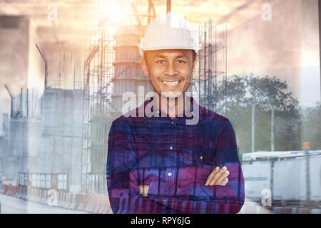 La doppia esposizione lavoratore edile con sito in costruzione Foto Stock