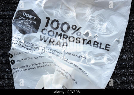 Compostabile MAGAZINE RE wrapper per l'ambiente il riciclaggio dei rifiuti di plastica delle emissioni di carbonio ETC REGNO UNITO Foto Stock