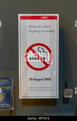 Un avviso GNER consulenza ai clienti che il fumo sui treni è vietata dal 29 agosto 2005 in mostra al Museo nazionale delle ferrovie, York, UK. Foto Stock