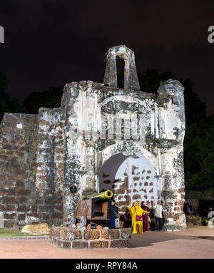 Turisti malese che posano per una foto nella parte anteriore del Porta de Santiago, gate di una famosa fortezza Portoghese, 16th. Secolo Melaka, Malaysia. Foto Stock