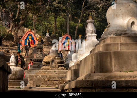 Il Nepal, Kathmandu, Swayambhunath Temple, figure di Buddha e stele a base di passi al tempio Foto Stock