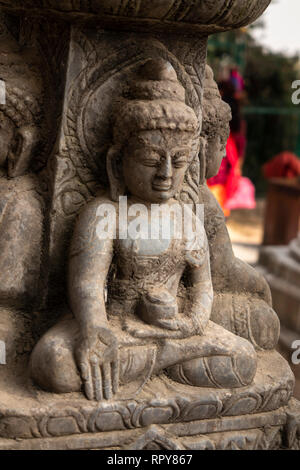 Il Nepal, Kathmandu, Swayambhunath Tempio del Buddha seduto toccano il suolo stele di decorazione a base di passi al tempio Foto Stock