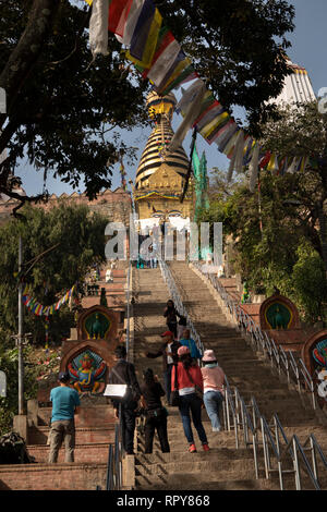 Il Nepal, Kathmandu, Swayambhunath Temple, i visitatori possono ammirare vista passi fino al tempio della stupa dorato sopra la base a cupola Foto Stock