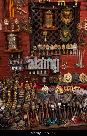 Il Nepal, Kathmandu, Swayambhunath tempio antico e moderno di riproduzione artefatti buddista per la vendita Foto Stock