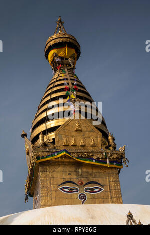 Il Nepal, Kathmandu, Swayambhunath Temple, golden guglia di Swayambhu Stupa, con il Buddha agli occhi guardando in tutte le direzioni e Foto Stock