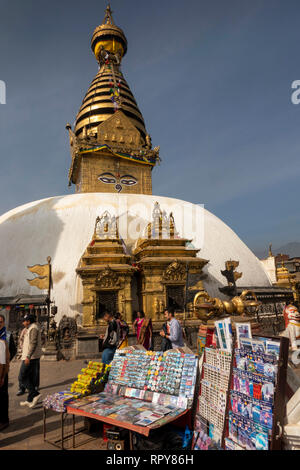 Il Nepal, Kathmandu, Swayambhunath Temple, bancarelle di souvenir a Swayambhu Stupa, da Buddha Akshobya e Vairocana Foto Stock