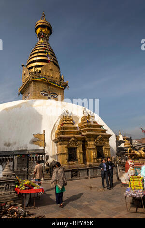 Il Nepal, Kathmandu, Swayambhunath Temple, visitatori di Swayambhu Stupa, da Buddha Akshobya e Vairocana Foto Stock