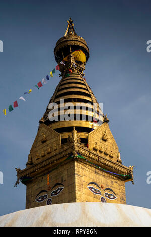 Il Nepal, Kathmandu, Swayambhunath Temple, golden guglia di Swayambhu Stupa, con il Buddha agli occhi guardando in tutte le direzioni Foto Stock