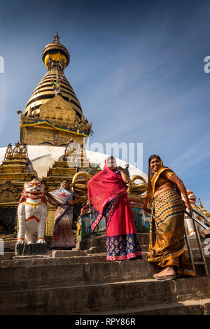 Il Nepal, Kathmandu, Swayambhunath Temple, i visitatori locali che indossa sari di Swayambhu Stupa, da Buddha Akshobya e Vairocana Foto Stock