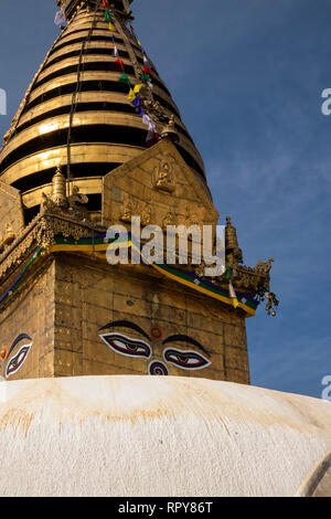 Il Nepal, Kathmandu, Swayambhunath Temple, golden guglia di Swayambhu Stupa, con il Buddha agli occhi guardando in tutte le direzioni Foto Stock