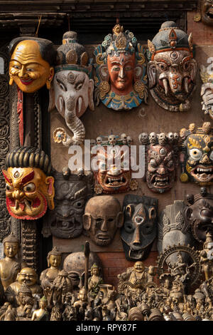 Il Nepal, Kathmandu, Swayambhunath tempio antico e moderno di riproduzione artefatti buddista per la vendita Foto Stock