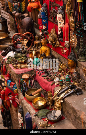 Il Nepal, Kathmandu, Swayambhunath tempio antico e moderno di riproduzione artefatti buddista per la vendita Foto Stock