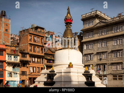 Il Nepal, Kathmandu, centro città,Yatkha Bahal, Kathesimbhu Stupa, circondata da alti edifici moderni Foto Stock