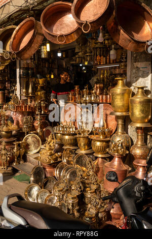 Il Nepal, Kathmandu, Centro citta','Asan Tole, realizzato localmente battuto a mano in rame e ottone fuso merci shop display Foto Stock