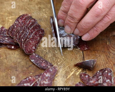 Lukanka è un salame bulgaro uniche di cucina bulgara. Lukanka è semi-secchi, ha una spianatura di forma cilindrica e di colore bruno-interni rossi Foto Stock