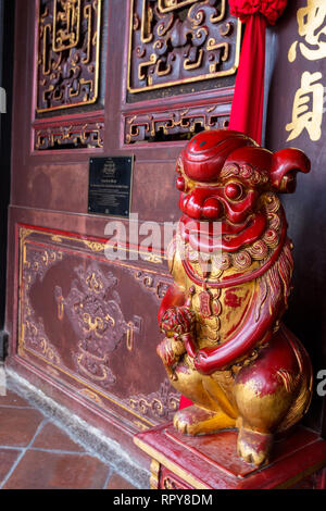 Custode di Lion in ingresso al taoista buddista Cheng Hoon Teng il tempio Cinese Melaka, Malaysia. Foto Stock