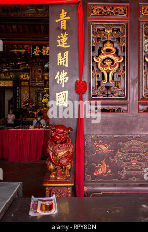 Custode di Lion in ingresso al taoista buddista Cheng Hoon Teng il tempio Cinese Melaka, Malaysia. Foto Stock