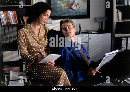 ALTE FREUNDE KÜSST man nicht / D 1995 / Detlef Rönfeldt / BARBARA WUSSOW (Katrin), Peter SATTMANN (Ralph) in der Komödie: 'Alte Freunde küßt man nicht', 1995. 40135/# / Überschrift: ALTE FREUNDE KÜSST man nicht / D 1995 Foto Stock
