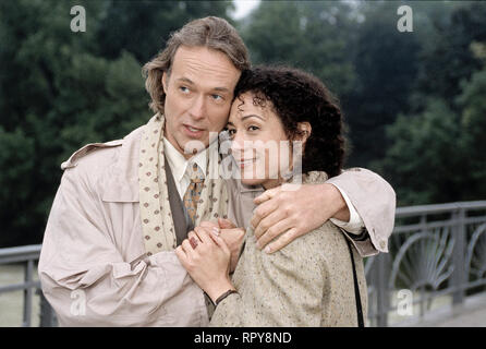 ALTE FREUNDE KÜSST man nicht / D 1995 / Detlef Rönfeldt / SIEMEN RÜHHAAK (Marius von Möller), BARBARA WUSSOW (Katrin) in der Komödie: 'Alte Freunde küßt man nicht', 1995. 40135/# / Überschrift: ALTE FREUNDE KÜSST man nicht / D 1995 Foto Stock