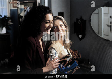 ALTE FREUNDE KÜSST man nicht / D 1995 / Detlef Rönfeldt / BARBARA WUSSOW (Katrin), SABINE POSTEL (Katrins Freundin) in der Komödie: 'Alte Freunde küßt man nicht', 1995. 40135/# / Überschrift: ALTE FREUNDE KÜSST man nicht / D 1995 Foto Stock