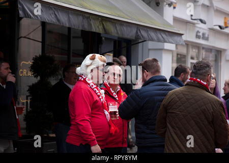 CARDIFF, Regno Unito. Il 23 febbraio 2019. Rugby fan gustando un drink nel centro di Cardiff prima dell'Inghilterra e Galles Sei Nazioni corrispondono, essendo Foto Stock