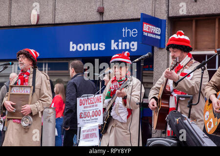 CARDIFF, Regno Unito. Il 23 febbraio 2019. La band Boycezone giocando a una folla di tifosi di rugby nel centro di Cardiff prima dell'Inghilterra e Galles S Foto Stock