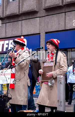 CARDIFF, Regno Unito. Il 23 febbraio 2019. La band Boycezone giocando a una folla di tifosi di rugby nel centro di Cardiff prima dell'Inghilterra e Galles S Foto Stock