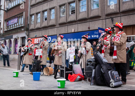 CARDIFF, Regno Unito. Il 23 febbraio 2019. La band Boycezone giocando a una folla di tifosi di rugby nel centro di Cardiff prima dell'Inghilterra e Galles S Foto Stock