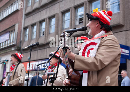 CARDIFF, Regno Unito. Il 23 febbraio 2019. La band Boycezone giocando a una folla di tifosi di rugby nel centro di Cardiff prima dell'Inghilterra e Galles S Foto Stock