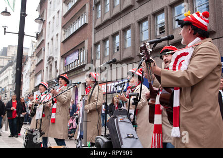 CARDIFF, Regno Unito. Il 23 febbraio 2019. La band Boycezone giocando a una folla di tifosi di rugby nel centro di Cardiff prima dell'Inghilterra e Galles S Foto Stock