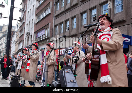 CARDIFF, Regno Unito. Il 23 febbraio 2019. La band Boycezone giocando a una folla di tifosi di rugby nel centro di Cardiff prima dell'Inghilterra e Galles S Foto Stock