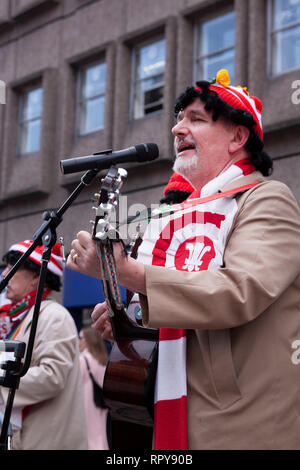 CARDIFF, Regno Unito. Il 23 febbraio 2019. La band Boycezone giocando a una folla di tifosi di rugby nel centro di Cardiff prima dell'Inghilterra e Galles S Foto Stock