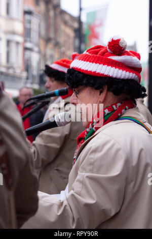 CARDIFF, Regno Unito. Il 23 febbraio 2019. Un membro della band â€˜Boycezoneâ€™ a giocare per una folla di tifosi di rugby nel centro di Cardiff prima della Foto Stock