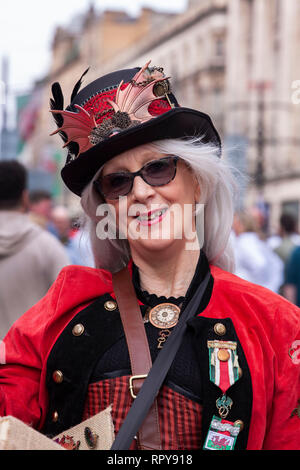 CARDIFF, Regno Unito. Il 23 febbraio 2019. Una donna gallese gallese vendita badge a tema nel centro di Cardiff prima dell'Inghilterra e Galles Sei Nazioni Foto Stock