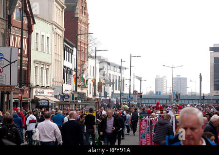 CARDIFF, Regno Unito. Il 23 febbraio 2019. Folle di appassionati di rugby nel centro di Cardiff prima dell'Inghilterra e Galles Sei Nazioni corrispondono. Foto Stock