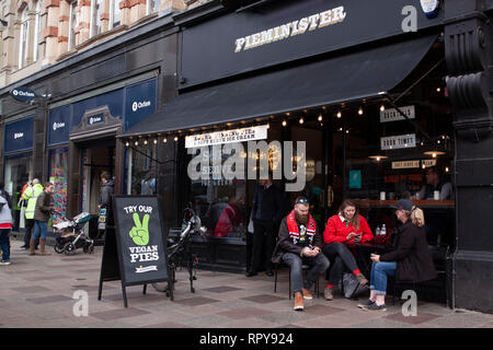 CARDIFF, Regno Unito. Il 23 febbraio 2019. Folle di appassionati di rugby gustando un drink nel centro di Cardiff prima dell'Inghilterra e Galles Sei Nazioni mat Foto Stock