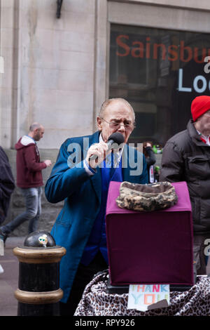 CARDIFF, Regno Unito. Il 23 febbraio 2019. Interprete cantare a una folla di rugby fan gustando un drink nel centro di Cardiff prima dell'Inghilterra V Foto Stock