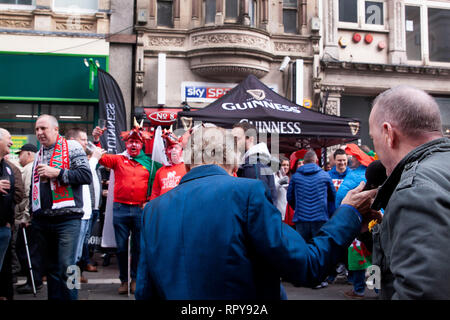 CARDIFF, Regno Unito. Il 23 febbraio 2019. Folle di appassionati di rugby gustando un drink e il canto nel centro di Cardiff prima dell'Inghilterra e Galles sei Foto Stock