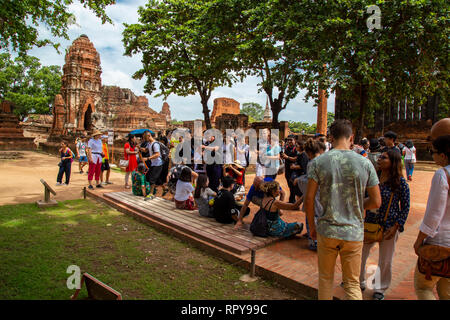 I turisti in piedi in linea per essere in grado di scattare una foto nella parte anteriore della testa del Buddha, senza dubbio una delle cose che attirano i turisti il MOS Foto Stock